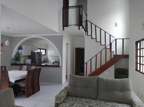 Linda Casa, 3 quartos, acomoda 10 pessoas, há 1,5 km da praia da Enseada in Guaruja